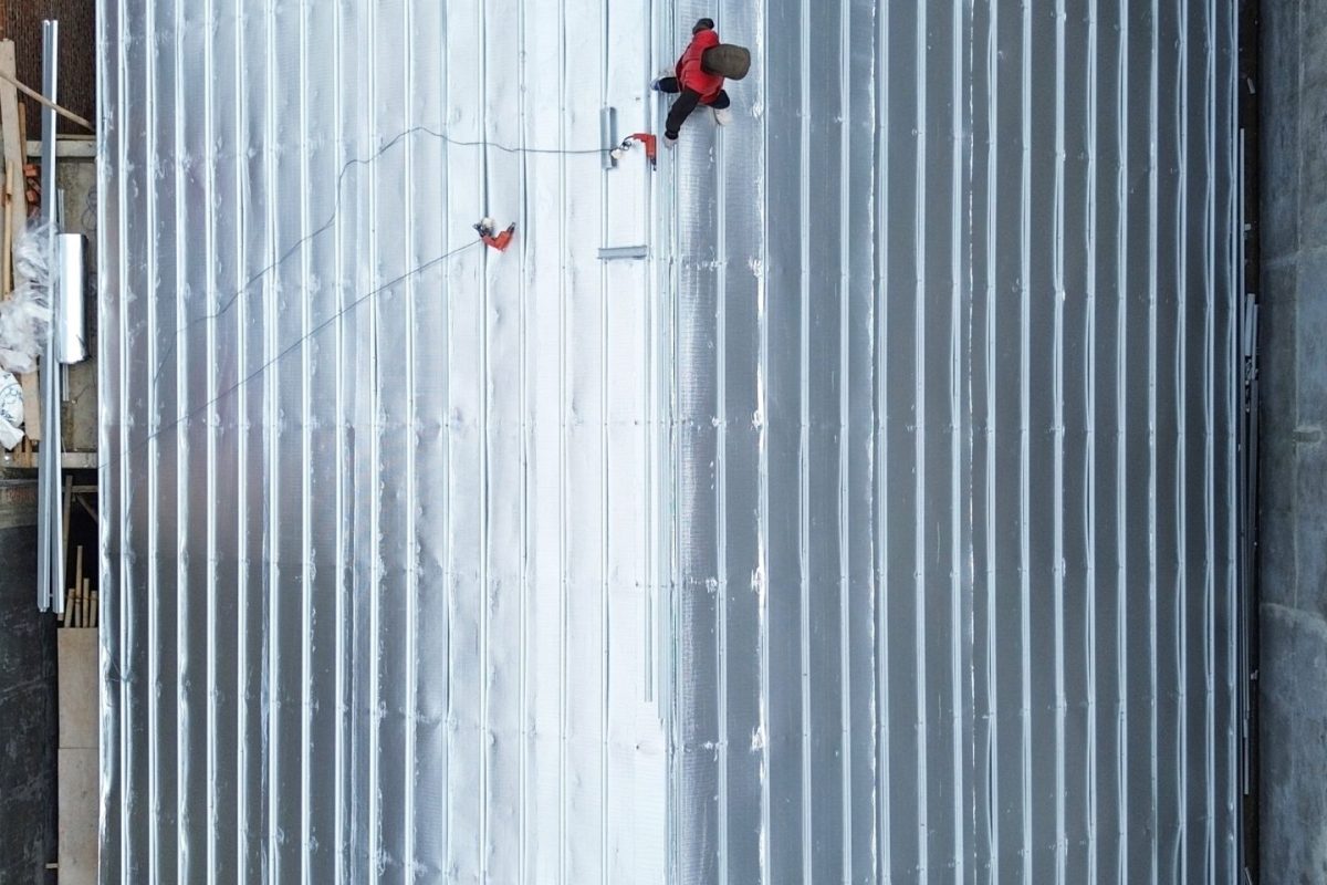 A,Builder,Is,Installing,Aluminum,Foil,As,A,Base,For